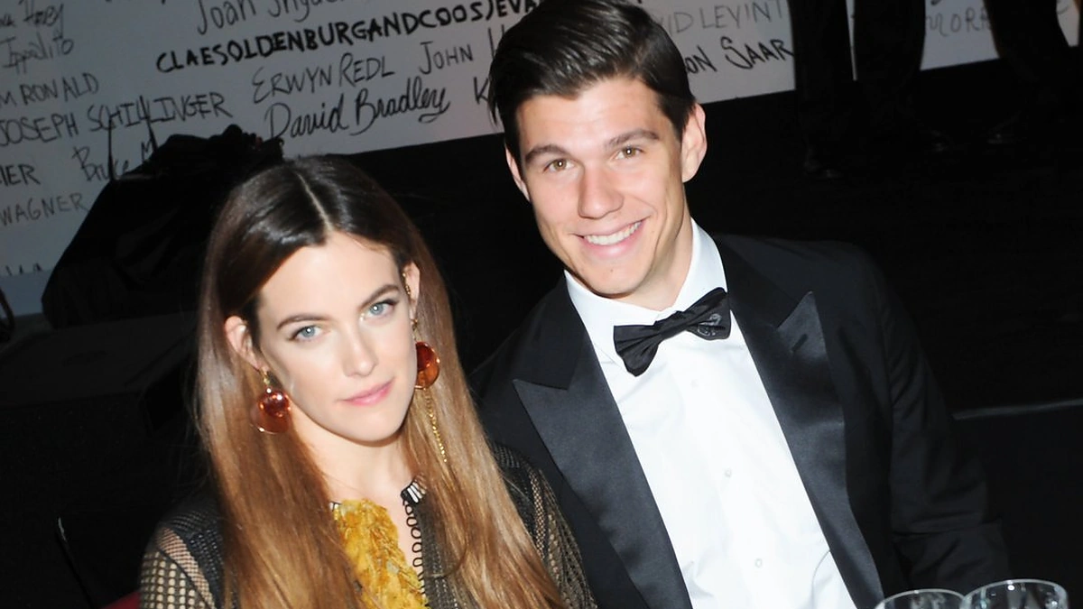Riley Keough ir Benas Smithas-Petersenas