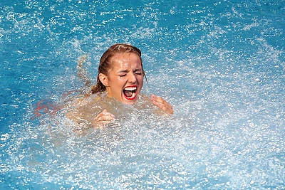 Po Indrės Kavaliauskaitės šuolio į vandenį internete plinta juokelis „Gal nosinę?“