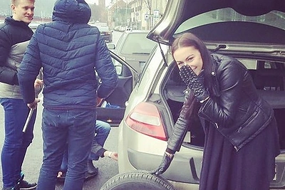 Simonai Nainei pagalbos kelyje ilgai laukti neteko: „Reno“ ratą pakeitė Kauno džentelmenai