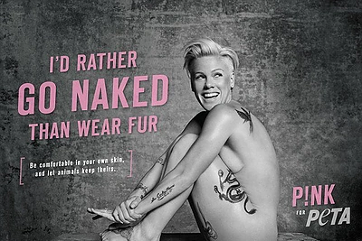 Pink išsirengė gindama gyvūnų teises