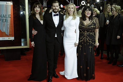 Dakota Johnson ir Jamie Dornanas su režisiere Sam Taylor-Johnson ir rašytoja E.L.James