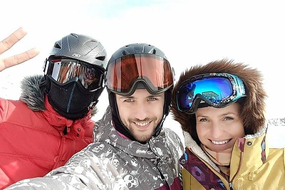 Vytautas Mackonis su žmona ir bičiuliu