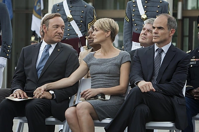 Kevinas Spacey, Robin Wright ir Michaelas Kelly seriale „Kortų namelis“