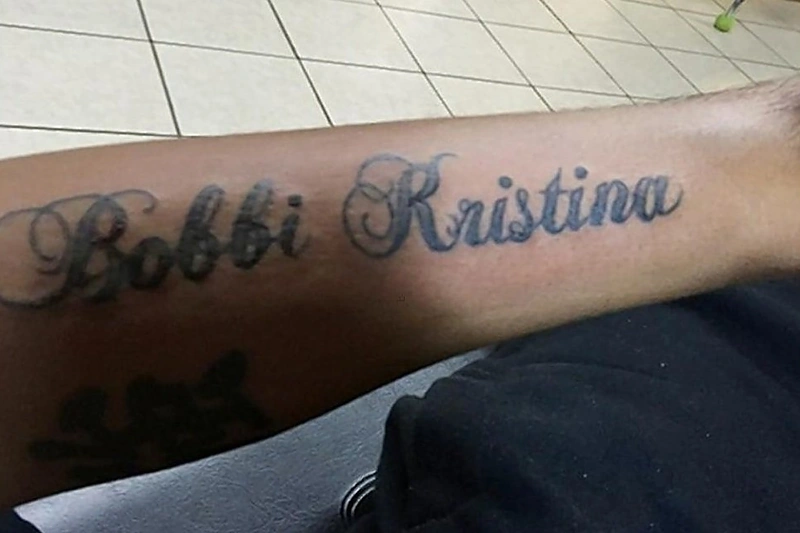 Nickas Gordonas ant rankos yra išsitatuiravęs Bobbi Kristinos Brown vardą