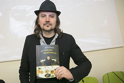 Oskaras Koršunovas mugėje pristatė jam dedikuotą Dovilės Zelčiūtės knygą