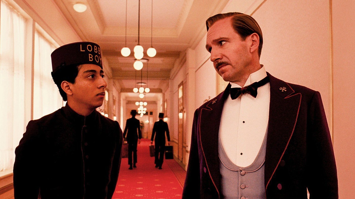 Tony Revolori ir Ralphas Fiennesas filme „Viešbutis „Didysis Budapeštas“