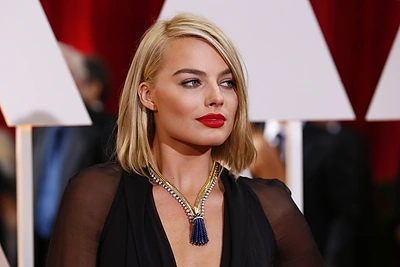 Margot Robbie „Oskaruose“ puošėsi Vindzoro hercogienės vėriniu už 1,5 mln. dolerių