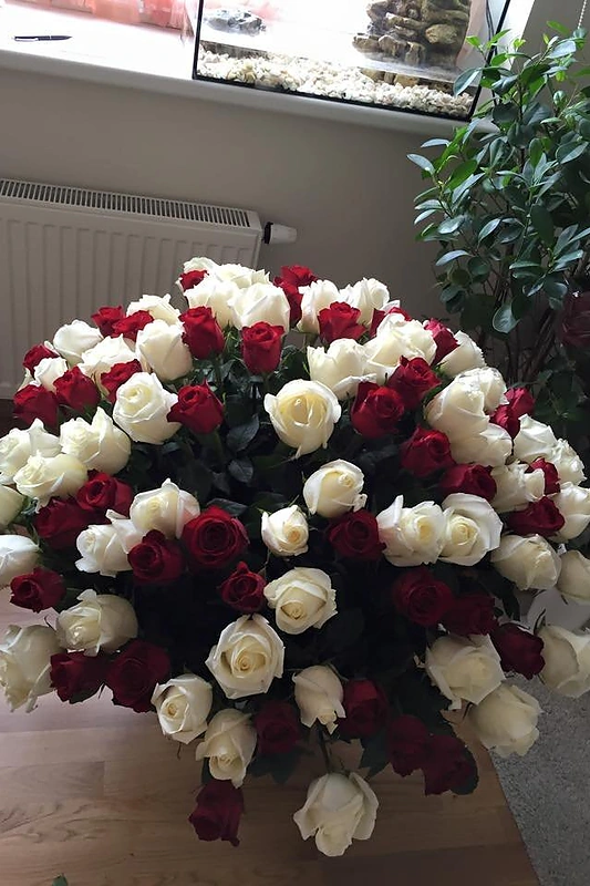 Natalija Bunkė gavo dovanų įspūdingą puokštę