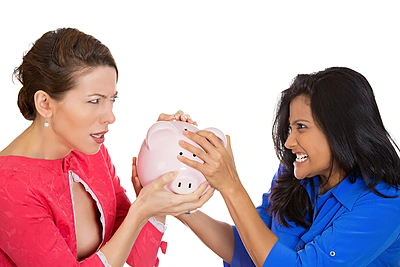 Esate pavyduolis? 8 patarimai, kaip atsikratyti šio jausmo