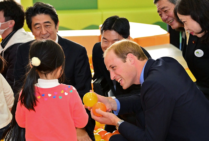 Princas Williamas Japonijoje pasimatavo samurajaus aprangą