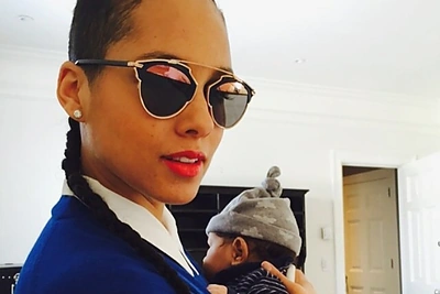 Dainininkė Alicia Keys parodė savo dviejų mėnesių sūnų Genesis