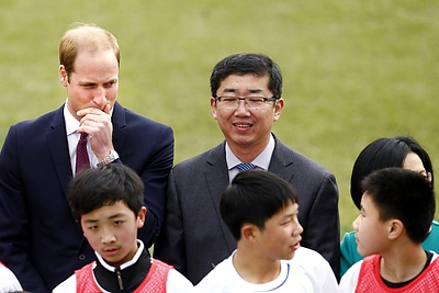 Didžiosios Britanijos princas Williamas (kairėje)