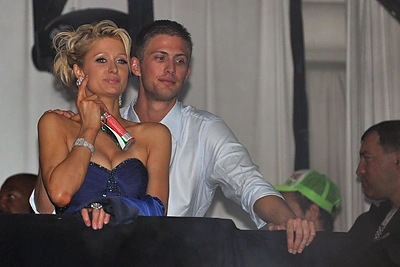 Paris Hilton brolis Conradas gailisi, kad lėktuvo bendrakeleivius išvadino valstiečiais