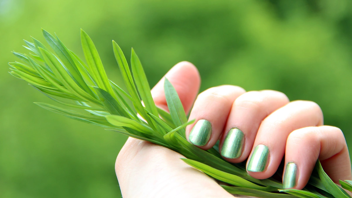 Žalias nagų lakas.