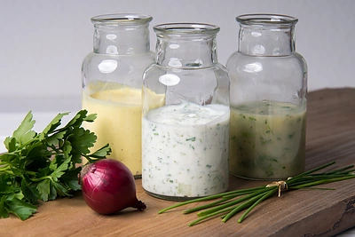 10 lengvai paruošiamų naminių salotų padažų