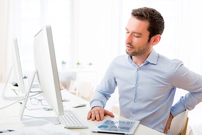 Išvenkite nugaros skausmo: specialūs pratimai dirbantiems sėdimą darbą