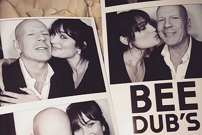 Bruce'as Willisas atšventė 60-ąjį gimtadienį draugų ir žvaigždžių apsuptyje