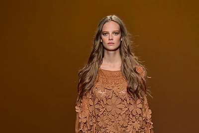 Alberta Ferretti 2015 m. pavasario-vasaros kolekcijos modelis