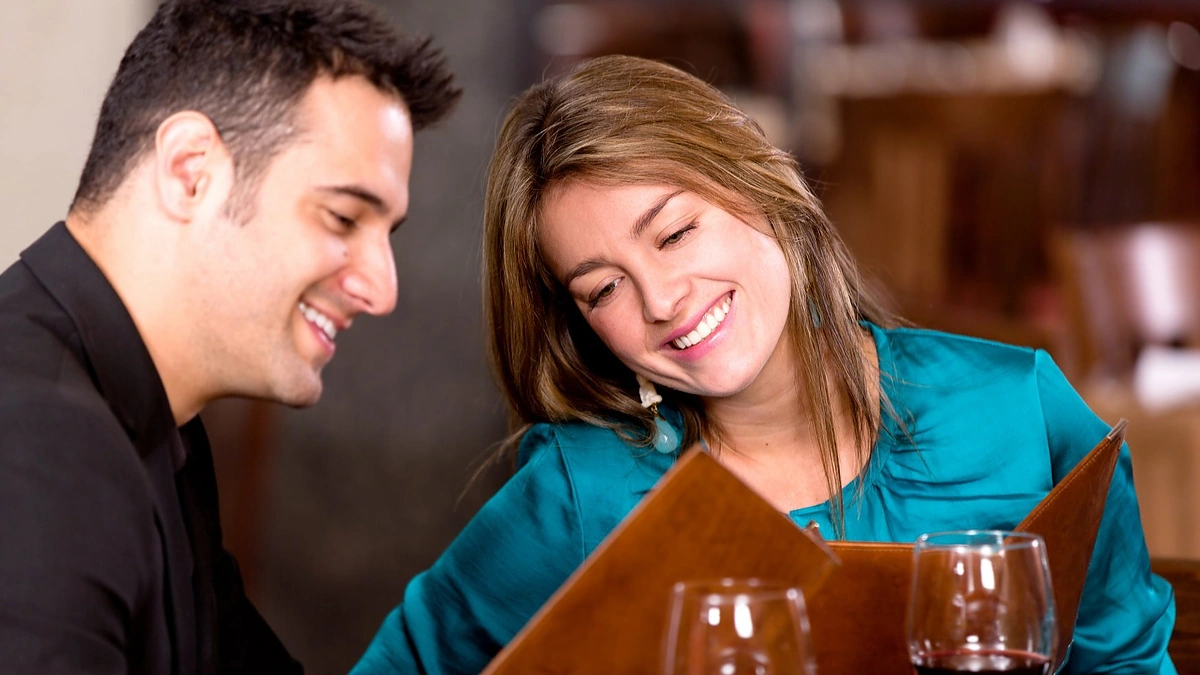 Pasimatymas restorane.