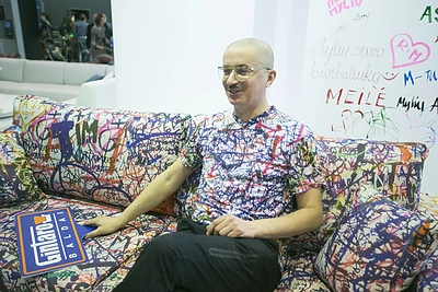 Aleksandras Pogrebnojus pristatytė išskirtinio dizaino sofą