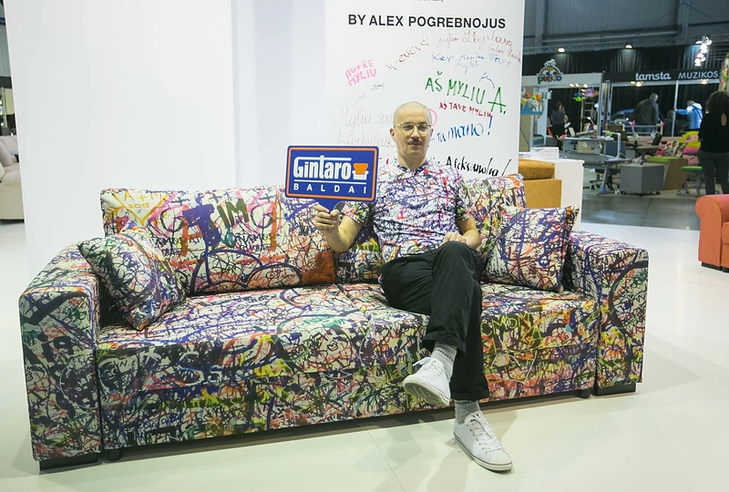 Aleksandras Pogrebnojus pristatytė išskirtinio dizaino sofą