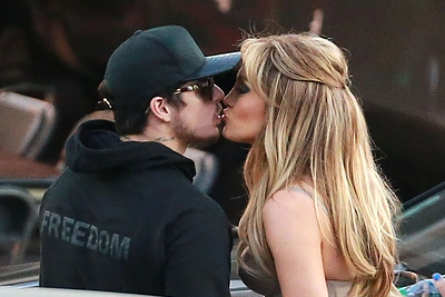 Jennifer Lopez pastebėta besibučiuojanti su buvusiu mylimuoju Casperu Smartu