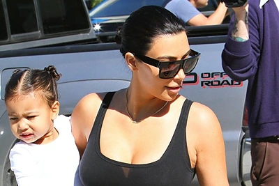 Kim Kardashian atsisveikino su šviesiais plaukais – ji vėl tamsiaplaukė