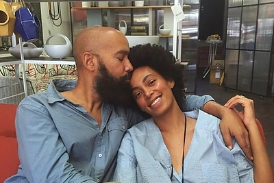 Beyonce sesuo Solange Knowles pasipuošė dizainerės Eglės Žiemytės kurtais marškiniais