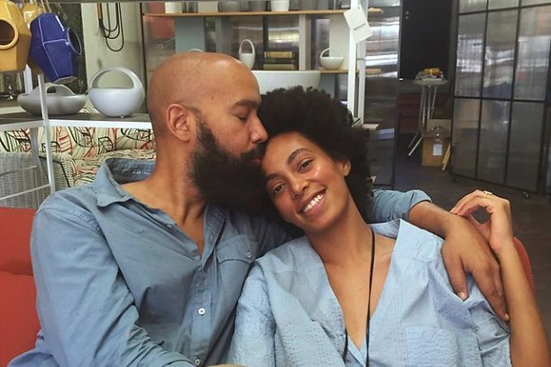 Solange Knowles su „D.EFECT“ marškiniais
