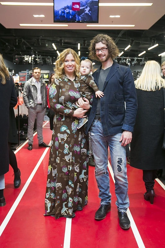 Aleksandras Pogrebnojus pristatė labdaringą suknelių ir marškinėlių kolekciją