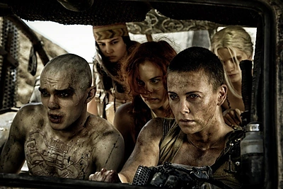 Nicholas Houltas, Riley Keough ir Charlize Theron filme „Pašėlęs Maksas. Įtūžio kelias“