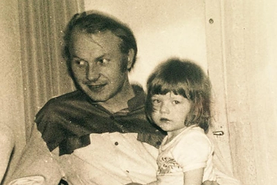 Nuotraukoje – su tėčiu įsiamžinusi žinoma manekenė, kai jai buvo dveji: spėkite, kas?