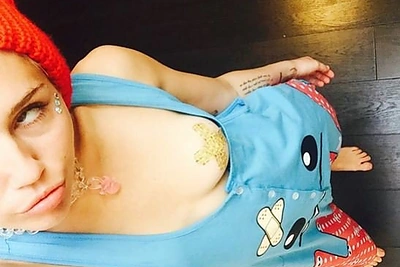 Miley Cyrus dalijasi nuotraukomis – krūtinė pridengta vien blizgiais lipdukais