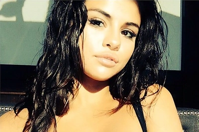 Naujoje fotosesijoje Selena Gomez gundančiai pozuoja baseine