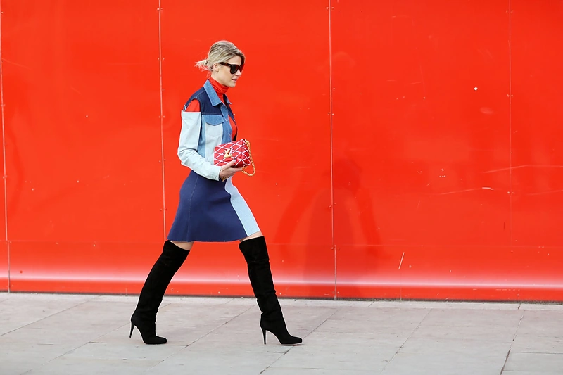 Moteris su aukštakulniais