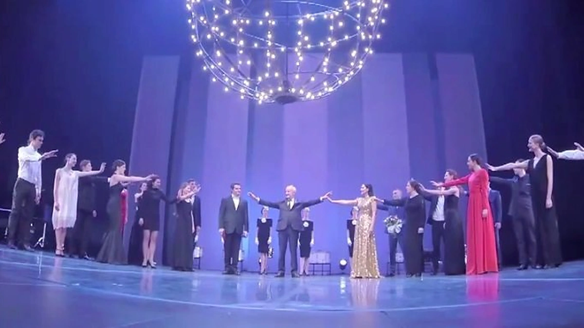 Rimas Tuminas Maskvos J.Vachtangovo teatre sulaukė originalaus trupės sveikinimo su įteikta „Teatro žmogaus“ premija