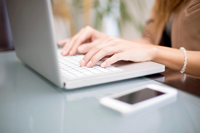 Moteris dirba su kompiuteriu