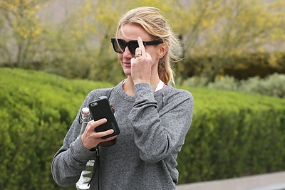 Paparaco kadras: Cameron Diaz atsakas į ją nukreiptas kameras – iškeltas vidurinis pirštas