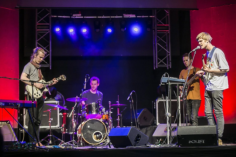 Grupė Garbanotas bosistas