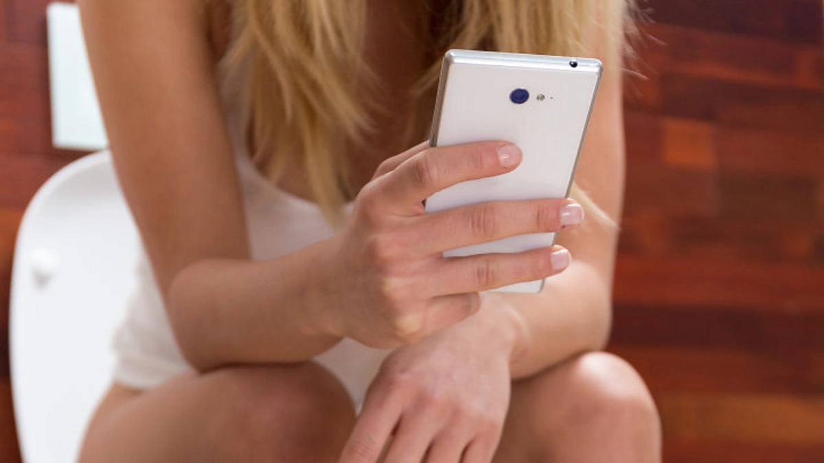 Mergina su telefonu.