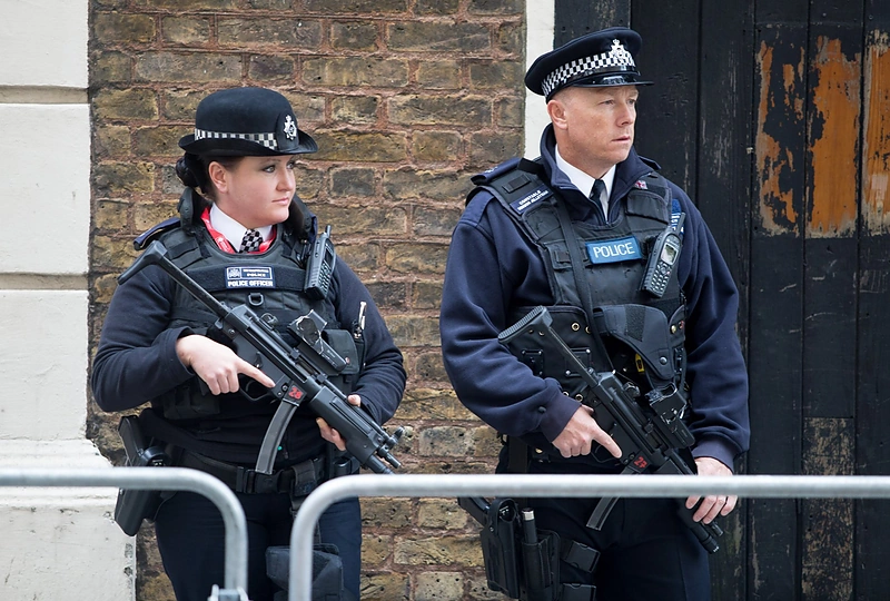 Prie ligoninės budintys policininkai