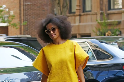 Atlikėja Solange Knowles puošiasi „D.EFECT” drabužiais