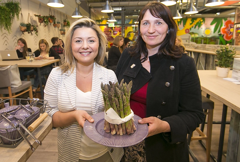 Beata Nicholson ir Genutė Sakalauskienė