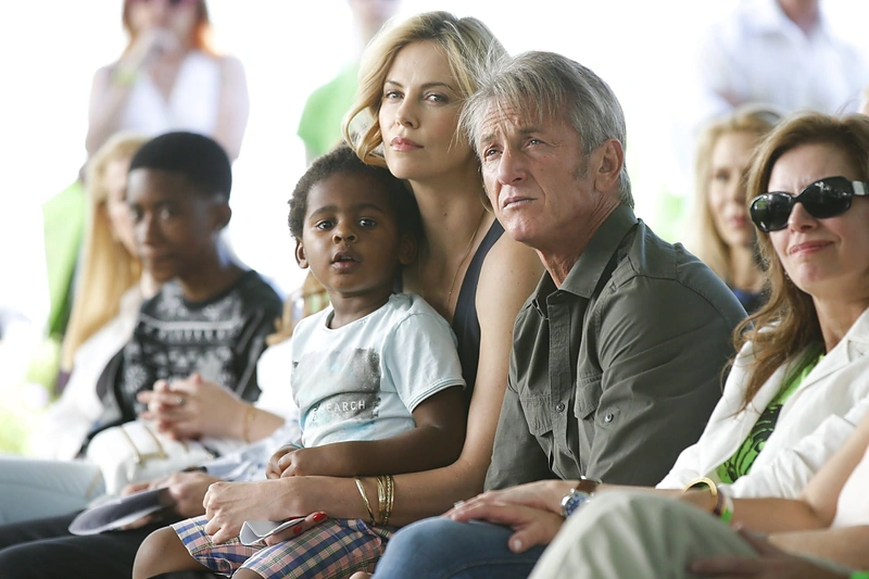 Seanas Pennas ir Charlize Theron su jos įsūniu Jacksonu