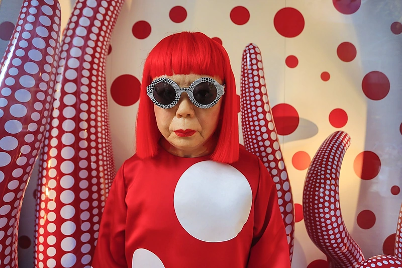 Kusama pasirūpino, kad „Louis Vuitton“ parduotuvių vitrinos būtų itin pastebimos