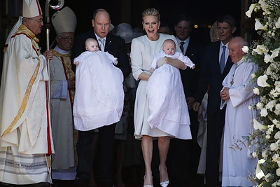 Kunigaikštis Albertas II ir kunigaikštienė Charlene su dvyniais