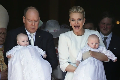 Kunigaikštis Albertas II ir kunigaikštienė Charlene su dvyniais