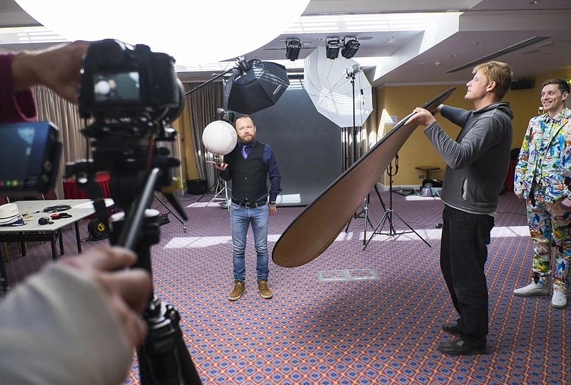 Filmavimo išvakarėse Saulius Prūsaitis mąstė, kaip čia atėjus žmones sušildyti, kad būtų jaukiau, smagiau. Ir sugalvojo: kiekvienam reikia duoti po kokį nors daiktą. Martynui Starkui teko gaublys, nes jis – keliautojas