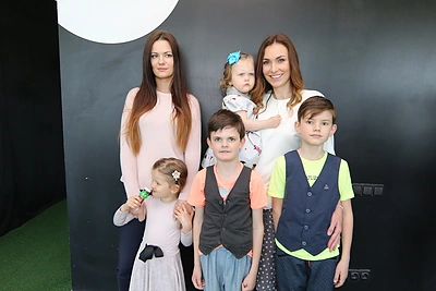 Krepšininų žmonos Mingailė Kalnietė ir Tatjana Lavrinovič dalijosi patarimais, kaip auklėti vaikus