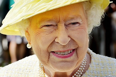 Didžiosios Britanijos karalienė Elizabeth II džiaugiasi provaikaitės Charlotte gimimu